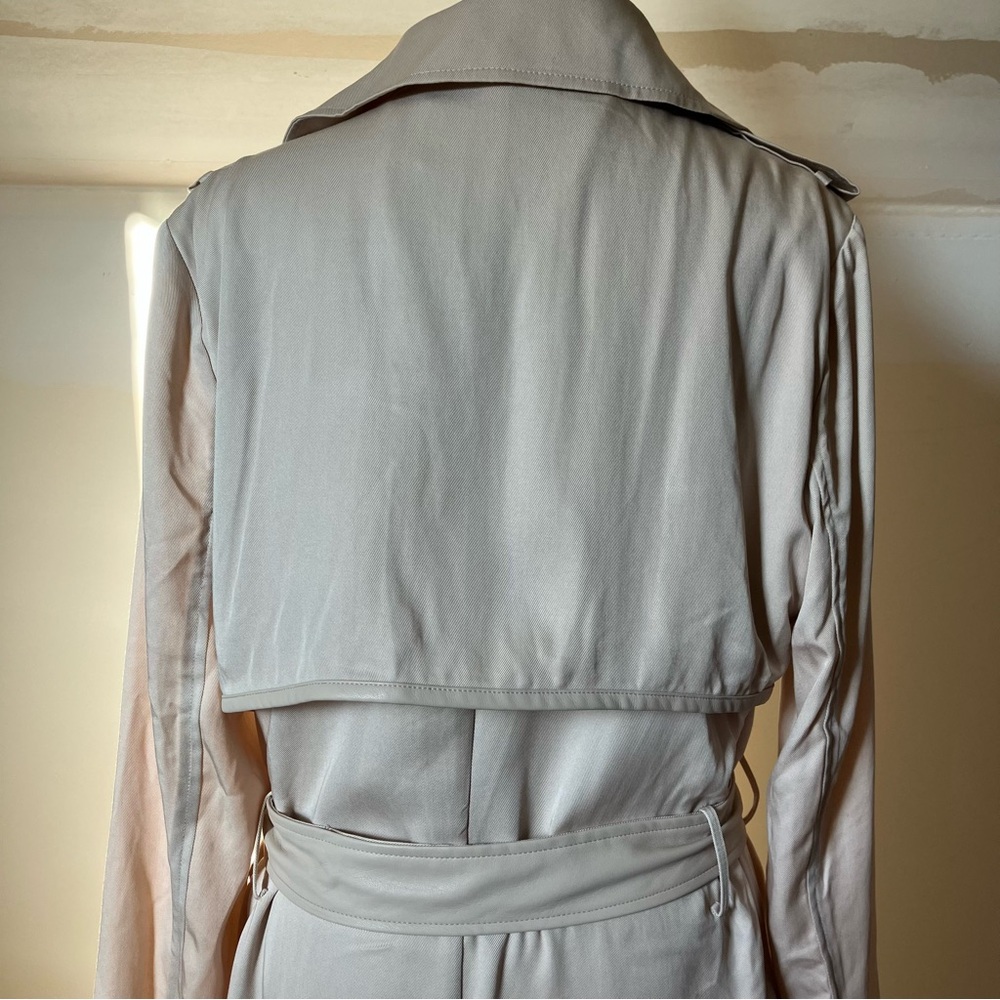 Badgley Mischka Tan / Cream Angelina Belted Trench Coat size Medium - Picture 10 of 14